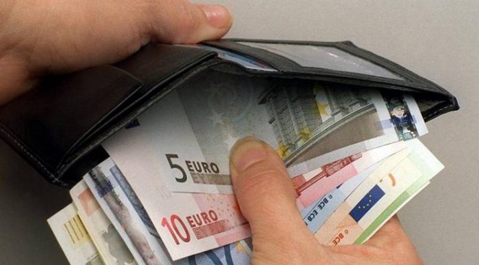 Βόμβα από τον ΣΕΒ: Ο κατώτατος μισθός μειώνεται κατά 111€ τον μήνα – Η «παγίδα» στον νόμο που επικαλείται