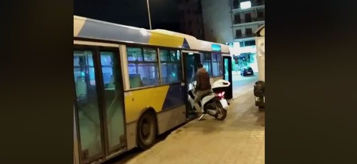 Έγινε και αυτό: Μπήκε σε λεωφορείο του ΟΑΣΑ με το… μηχανάκι (βίντεο)