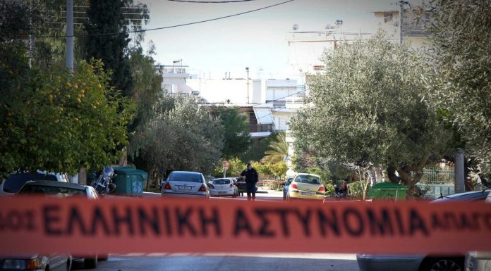 Αντιπτέραρχος πυροβόλησε την γυναίκα του και αυτοπυροβολήθηκε στην Λ. Βουλιαγμένης