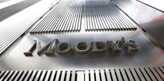 Αναβάθμιση από τη Moody’s με καρφιά για κατώτατο μισθό και κόκκινα δάνεια