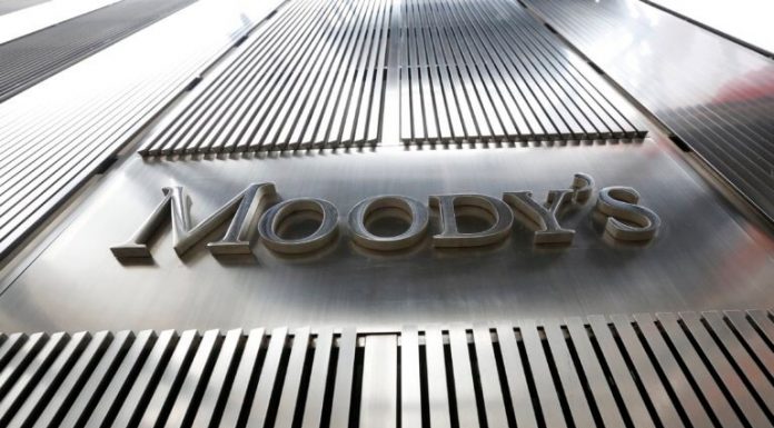 Αναβάθμιση από τη Moody’s με καρφιά για κατώτατο μισθό και κόκκινα δάνεια