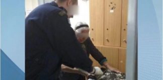 Συνέλαβαν 90χρονη γιατί πουλούσε πλεκτές παντόφλες στη λαϊκή χωρίς άδεια