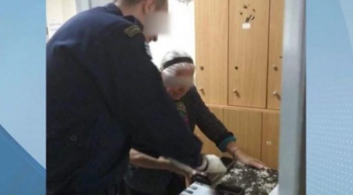Συνέλαβαν 90χρονη γιατί πουλούσε πλεκτές παντόφλες στη λαϊκή χωρίς άδεια