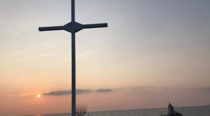 Πόσο ποιο κάτω ? Συνέλαβαν τα 33 άτομα που αντικατέστησαν τον Σταυρό στη Λέσβο
