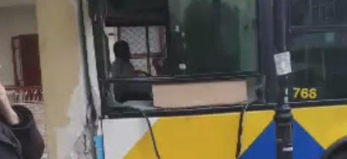 Σύγκρουση λεωφορείων στο Αιγάλεω – Πληροφορίες για τραυματίες (βίντεο)