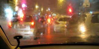 Πλησίασε για να βοηθήσει τον οδηγό και της «κόπηκαν τα γόνατα» – Απίστευτες σκηνές σε δρόμο!