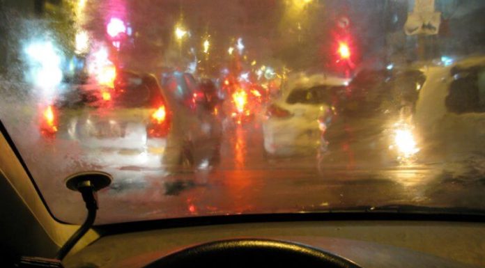 Πλησίασε για να βοηθήσει τον οδηγό και της «κόπηκαν τα γόνατα» – Απίστευτες σκηνές σε δρόμο!