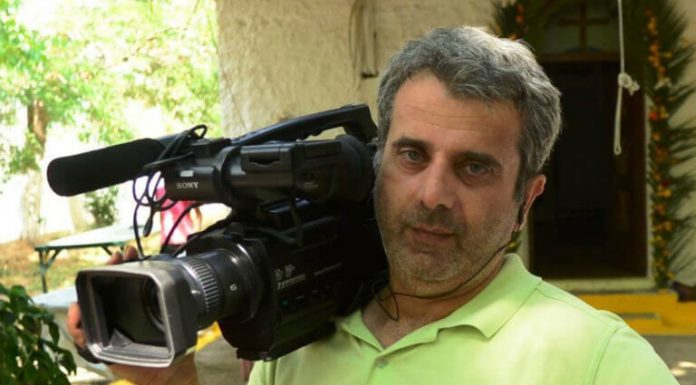 Καλαμάτα: Ραγίζει καρδιές η σύζυγος του Κώστα Θεοδωρακάκη που έπεσε νεκρός στον σαϊτοπόλεμο – video