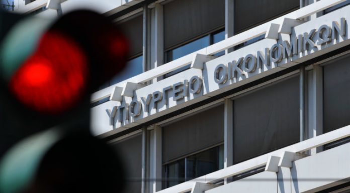 Κράτος Δικαίου : “Κουρεύουν” τα φέσια του κράτους προς τους πολίτες – Μειώνεται στο μισό ο τόκος