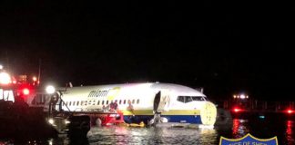 Τρόμος για 136 επιβάτες ενός Boeing 737! Ξέφυγε από τον διάδρομο προσγείωσης και κατέληξε στο ποτάμι!