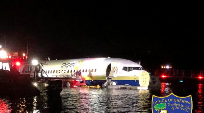 Τρόμος για 136 επιβάτες ενός Boeing 737! Ξέφυγε από τον διάδρομο προσγείωσης και κατέληξε στο ποτάμι!