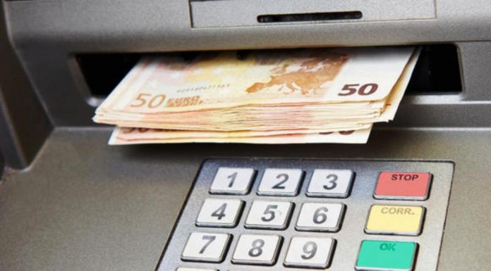 Πόσο θα φτάσει το χαράτσι για αναλήψεις μετρητών μέσω ΑΤΜ
