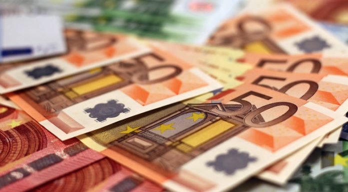 «Δώρο» 1,14 δισ. ετοιμάζει η κυβέρνηση σε συνταξιούχους και δημοσίους υπαλλήλους