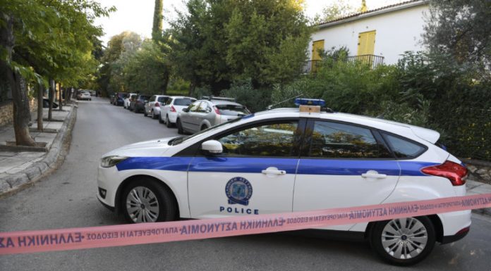 Θρίλερ στο Παλαιό Φάληρο – 53χρονη βρέθηκε μαχαιρωμένη στη μέση του δρόμου!