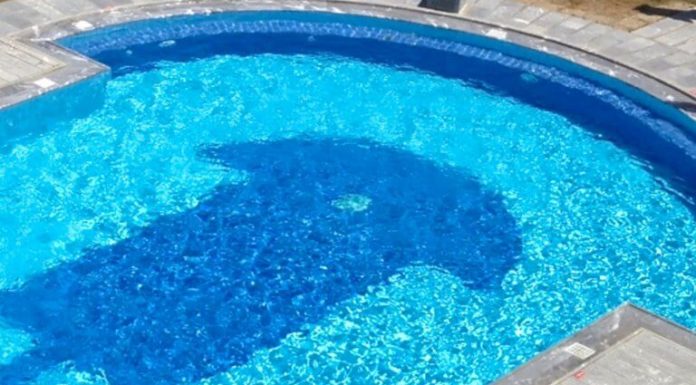 Ηράκλειο: Τον έριξαν για πλάκα στην πισίνα και πνίγηκε – Ο νεαρός δεν ήξερε κολύμπι!