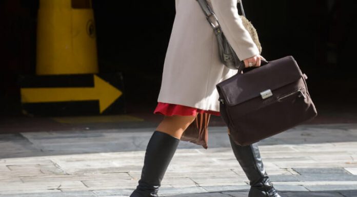 Καλαμάτα: Άνοιξε το κεφάλι του άντρας της με μπαλτά – Παγίδα στην κουζίνα του σπιτιού τους!