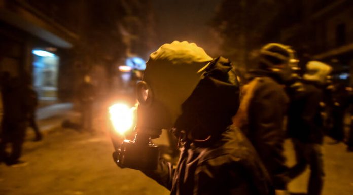 Πεδίο μάχης τα Εξάρχεια – Επιθέσεις με μολότοφ στα Ματ εξω από του ΣΥΡΙΖΑ τα γραφεία