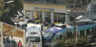 Σύγκρουση λεωφορείου με συρμό του προαστιακού στη Λιοσίων