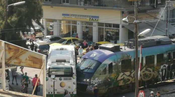 Σύγκρουση λεωφορείου με συρμό του προαστιακού στη Λιοσίων