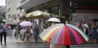 Φθινοπωρινό σκηνικό με βροχές και καταιγίδες