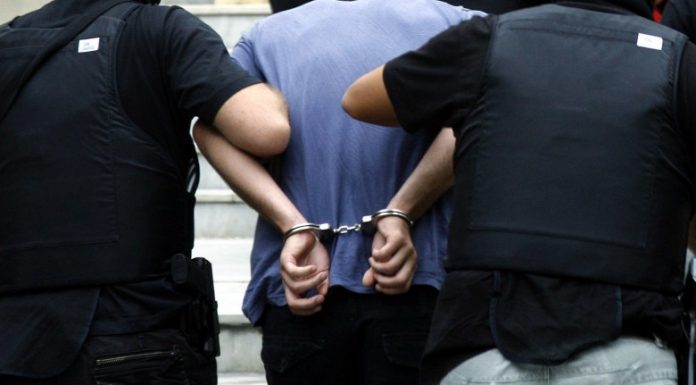Ποιος πασίγνωστος παρουσιαστής συνελήφθη καθώς επιχείρησε να ληστέψει 29χρονη στο Σύνταγμα