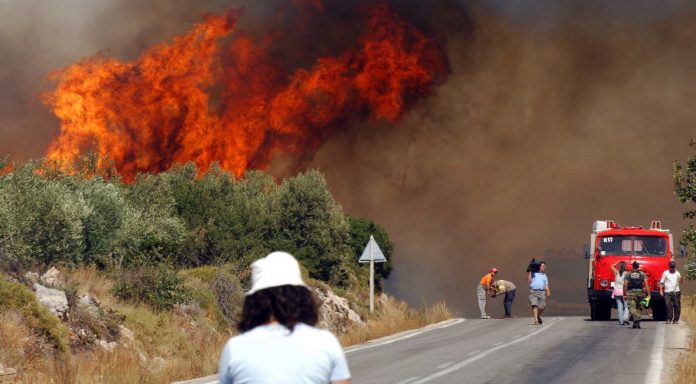 Μεγάλη πυρκαγιά στην Εύβοια – Συναγερμός για 3 χωριά