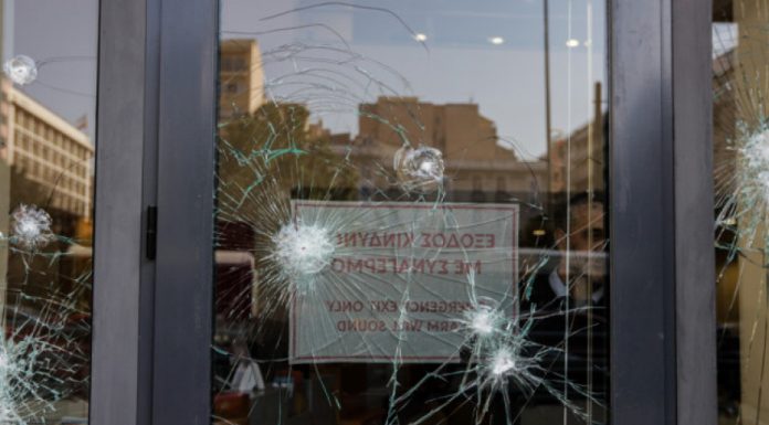 Mπαράζ επιθέσεων σε τράπεζες και γραφεία της ΟΝΝΕΔ τα ξημερώματα