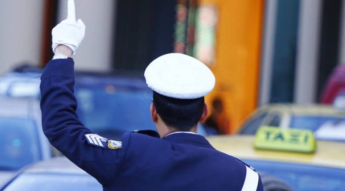 «Τσουχτερά» πρόστιμα φέρνει ο νέος ΚΟΚ: Πότε επιτρέπεται η χρήση κινητού και τι ισχύει για το handsfree