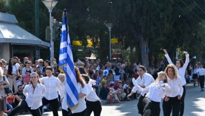 Νέα Φιλαδέλφεια: Έντονες αντιδράσεις για την παρέλαση μαθητριών – Εξοργισμένος ο δήμαρχος Γ. Βούρος