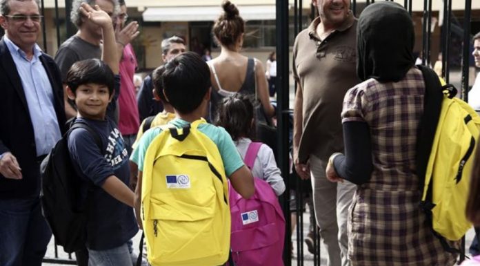 Το νέο σχέδιο νόμου – Υποχρεωτική η φοίτηση προσφυγόπουλων στα σχολεία