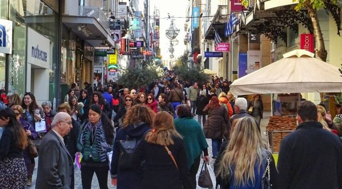 Εορταστικό ωράριο καταστημάτων: Πότε ξεκινά και ποιες Κυριακές θα είναι ανοιχτά