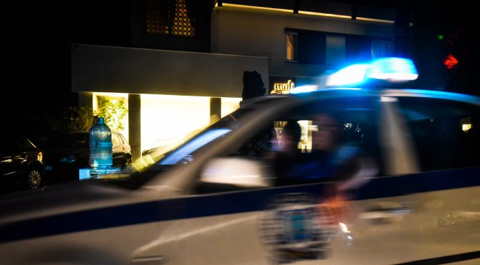 Πυροβολισμοί με έναν σοβαρά τραυματία σε πρακτoρείο του ΟΠΑΠ δίπλα στο Δημαρχείο Αχαρνών