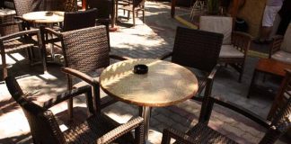 Εστίαση: Σκέψεις για άνοιγμα νωρίτερα – Αλλαγές σε εξωτερικούς χώρους, ημιυπαίθριους, δημοτικά τέλη