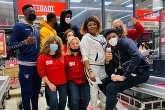 Αντετοκούνμπο: Ο Γιάννης όλων των Ελλήνων μοίρασε κούτες τροφίμων σε εκκλησία στα Σεπόλια