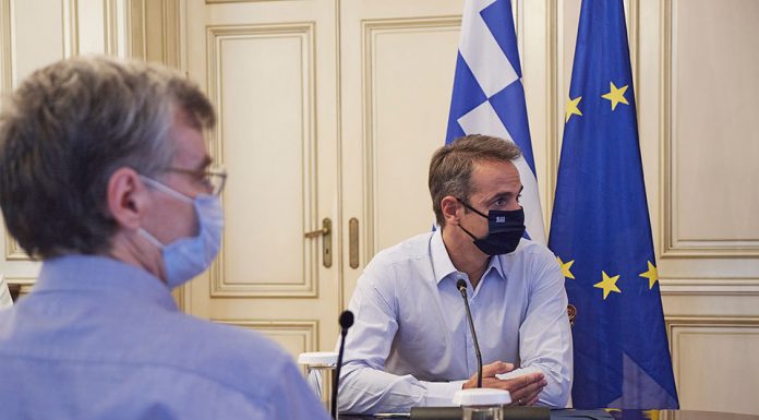 Απαγόρευση κυκλοφορίας από τις 18:00 τα Σαββατοκύριακα και μετακίνησης από δήμο σε δήμο στο τραπέζι