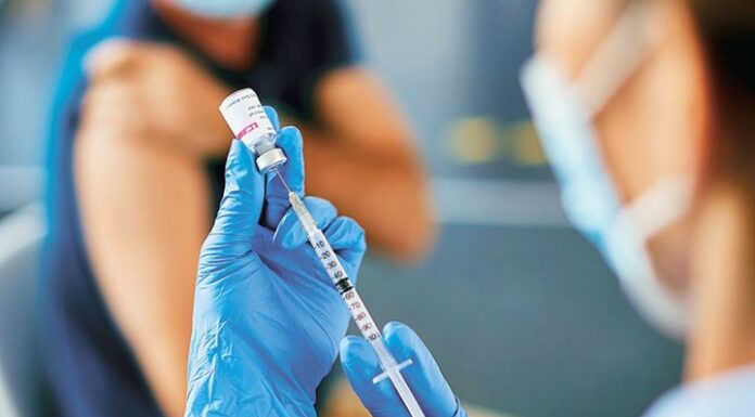 Μπόνους σε γιατρούς και φαρμακοποιούς για τον εμβολιασμό – Αναλυτικά τα ποσά