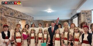 Γιορτινή επίσκεψη με κάλαντα και ευχές από συλλόγους και σχολεία στον δήμαρχο Αχαρνών Κάλαντα στον δήμαρχο Αχαρνών