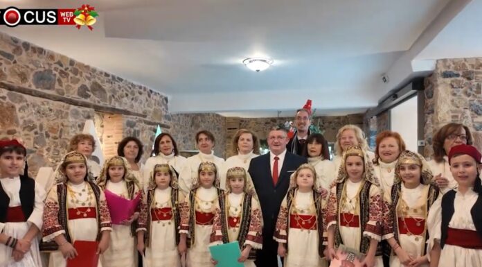 Γιορτινή επίσκεψη με κάλαντα και ευχές από συλλόγους και σχολεία στον δήμαρχο Αχαρνών Κάλαντα στον δήμαρχο Αχαρνών